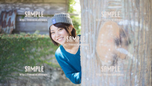 【緑ヶ丘公園】木から覗く美少女 写真素材