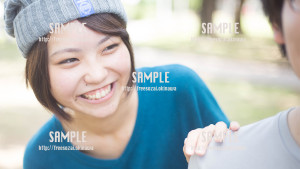 【緑ヶ丘公園】「ねぇねぇ」と話しかける美少女 写真素材