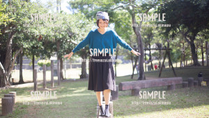 【緑ヶ丘公園】平均台で遊ぶ美少女 写真素材