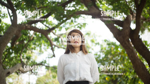 【希望の丘公園】森林と美女 写真素材