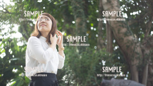 【やちむん通り】素敵な木漏れ日と美少女 写真素材