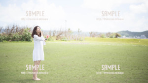 【西原マリンパーク】シャボン玉をする美少女 写真素材