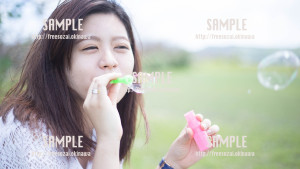 【西原マリンパーク】シャボン玉をふく美少女２ 写真素材