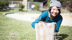 【緑ヶ丘公園】切り株に隠れる美少女 写真素材