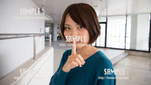 【パレットくもじ】「静かにしてっ」とこっちを見る美少女 フリー素材