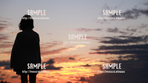 【トロピカルビーチ】夕焼けと女性 写真素材