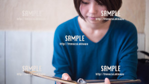 【Cinnamon Cafe】本を読む美少女 写真素材