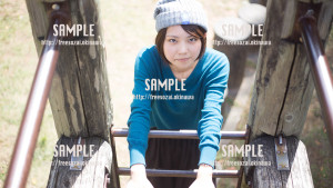 【緑ヶ丘公園】遊具で遊ぶ美少女２ 写真素材