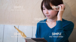 【Cinnamon Cafe】耳に髪をかける美少女 写真素材