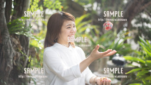 【やちむん通り】お手玉をする美少女 写真素材