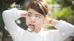 【やちむん通り】髪を結ぶ美少女 写真素材