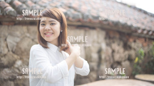 【やちむん通り】赤瓦と美少女 写真素材