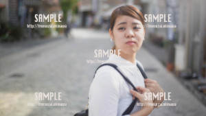 【やちむん通り】お散歩する美少女 写真素材