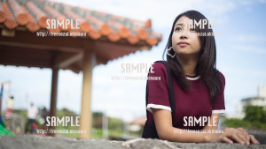 【浦添大公園】赤瓦と空を見上げる美少女 写真素材