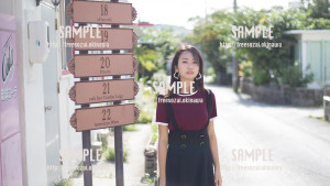 【港川】カフェ街と美少女 写真素材