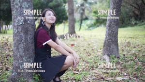 【浦添大公園】木にもたれ休憩する美少女 写真素材