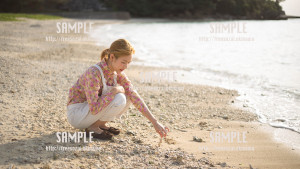 【糸満】サンゴで遊ぶ美少女　写真素材