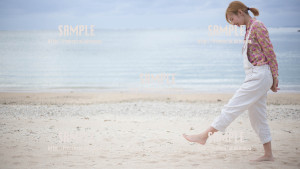【糸満】砂浜で遊ぶ美少女 写真素材