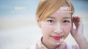 【糸満】耳に髪をかける美少女　写真素材