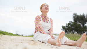 【糸満】夕日を眺める美少女 写真素材