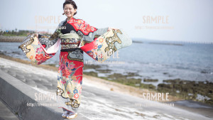 【西原】沖縄の海と振袖 写真素材