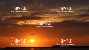 【波の上】飛行機と夕日 写真素材