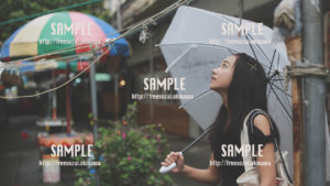 【パラソル通り】雨宿りする美少女 写真素材