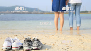 【沖縄】二人で海に入るカップル 写真素材