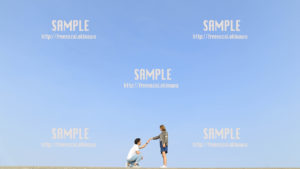 【沖縄】青空とカップル 写真素材